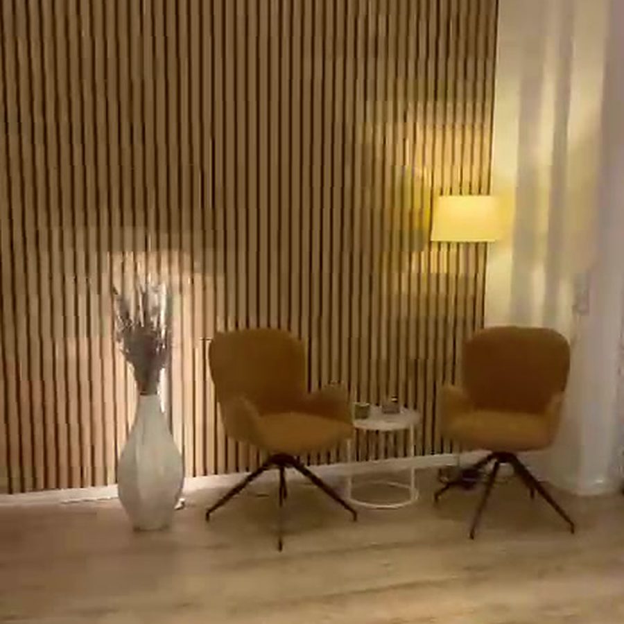 Sitzecke mit Holzlamellenwand und Stehlampe